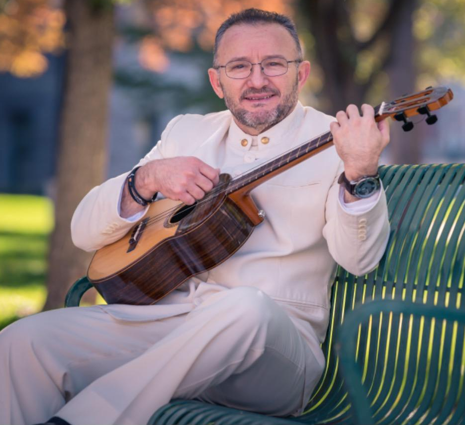 Músico venezolano en Utah recibe reconocimiento oficial por su labor voluntaria