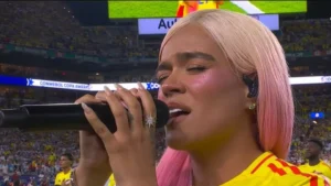 Karol G hace historia al entonar el himno nacional de Colombia en la final de la Copa América