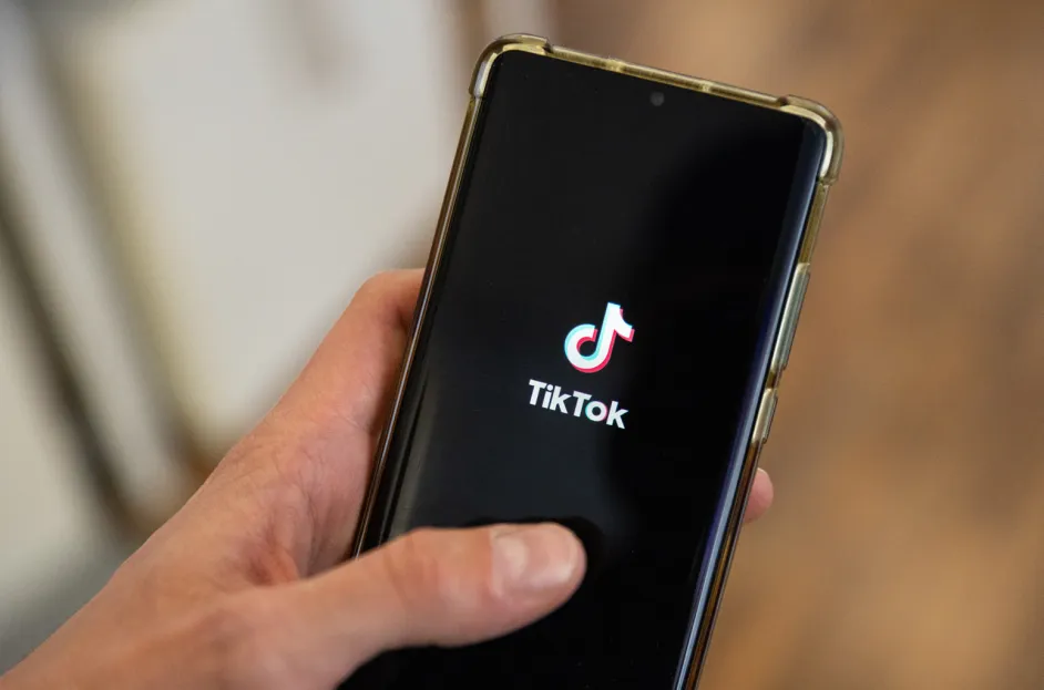 TikTok dice restablecer servicio a usuarios de EEUU tras orden ejecutiva prometida por Trump