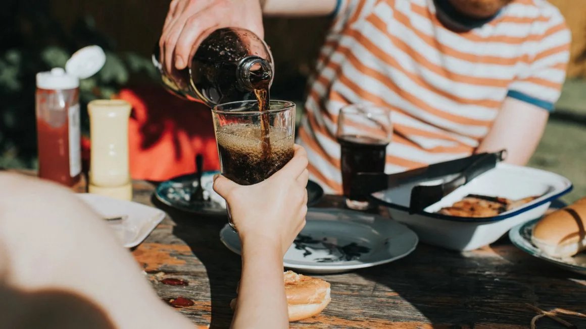 El consumo de bebidas azucaradas podría aumentar el riesgo de muerte; estas son algunas alternativas