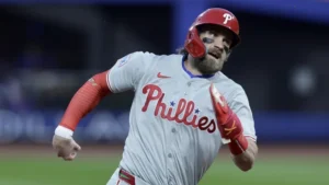 MLB: Bryce Harper abandona el juego tras pelotazo