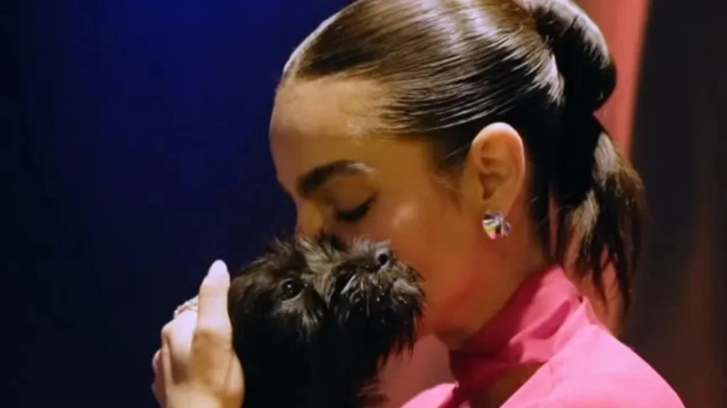 María Gabriela de Faría adopta a su propio ‘Krypto’ en la premiere de Superman