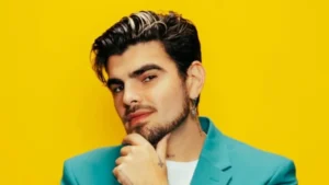 Captan a Jonathan Moly en silla de ruedas en un centro clínico ¡Última hora!