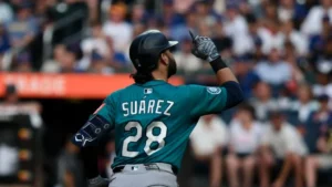 Eugenio Suárez escribe su nombre junto a leyendas de la tercera base