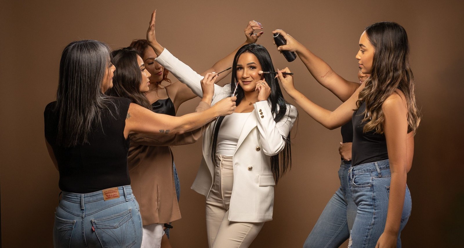 Karla Velásquez anuncia intento de Récord Guinness que reunirá a especialistas en cejas para realizar aplicaciones de henna en ocho horas.