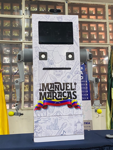 Estudiantes larenses deslumbran en la UCLA con el robot «Manuel Maracas», una innovadora apuesta de robótica y folklore